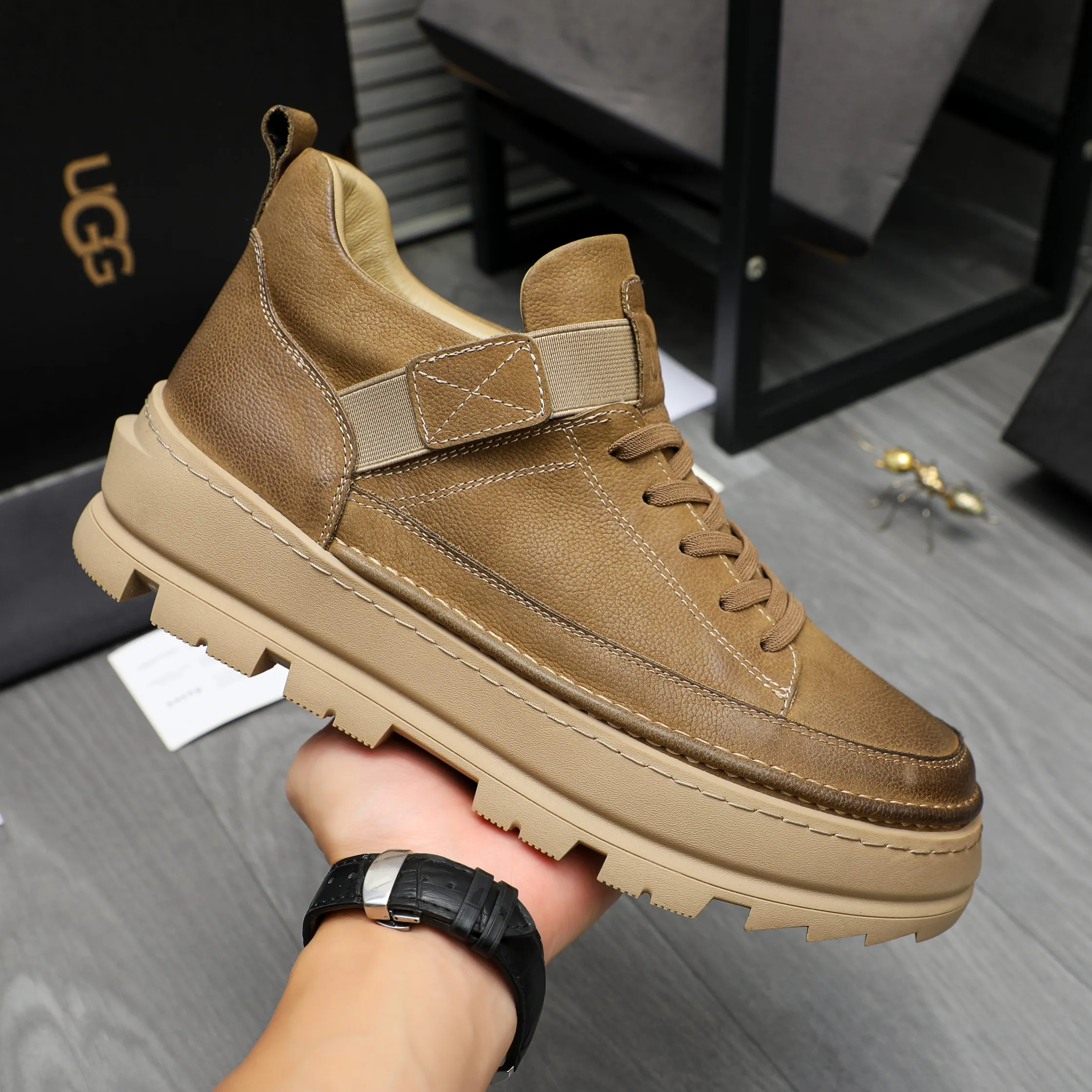 P620 Product trademark: "UGG" Gaobang men's shoes Regular size: 39-44 Product materials: Selected first-layer cowhide upper, wool lining, original outsole